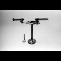 Voorwerpen\12100\12174.jpg; V12174; ; Goniometer op voetGoniometer on base